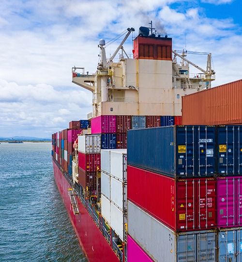 portacontenedores-que-transporta-contenedores-para-la-importacion-y-exportacion-de-mercancias-comerciales-vista-aerea-de-portacontenedores-que-llegan-al-puerto-comercialmaritimo-